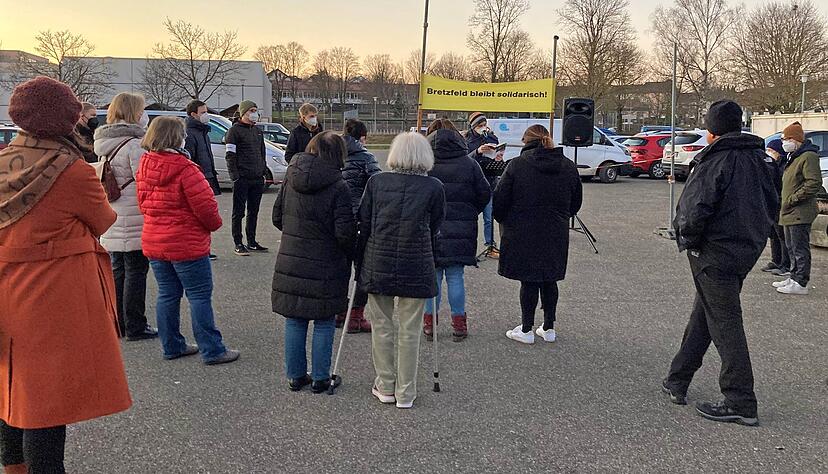 Nach Friedensgebeten am Sonntag haben sich am Montag Menschen in Bretzfeld mit der Ukraine solidarisch erklärt. Weitere Kundgebungen folgen.
Foto: Tscherwitschke