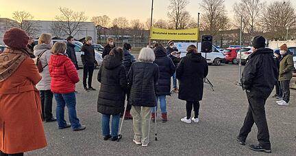 Nach Friedensgebeten am Sonntag haben sich am Montag Menschen in Bretzfeld mit der Ukraine solidarisch erklärt. Weitere Kundgebungen folgen.
Foto: Tscherwitschke