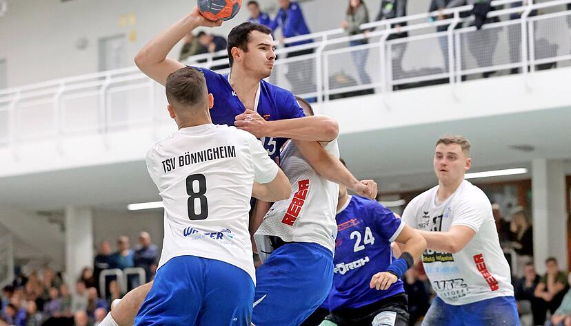 Machte, wie er selbst sagte, nicht sein schlechtestes Spiel: Yannik Volz (beim Wurf) war gegen den TSV Bönnigheim mit sieben Treffern der Top-Torschütze der SG Degmarn-Oedheim.
Foto: Ralf Seidel