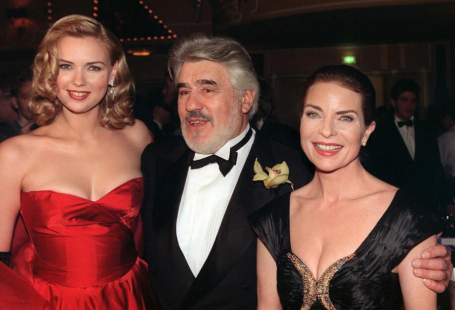 Die Schauspieler Veronica Ferres (l-r), Mario Adorf und Gudrun Landgrebe (spielten gemeinsam im Film "Rossini") stehen 1997 w&auml;hrend des Deutschen Filmballs zusammen.