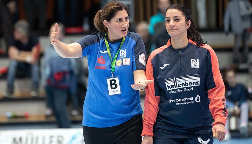 Trainerin Tanja Logvin (links) und Fatos Kücükyildiz, ihr verlängerter Arm auf dem Spielfeld, hatten noch am Abend Gesprächsbedarf. Den sieht auch Vorstandschef Rolf Härdtner. Trainerin Tanja Logvin (links) und Fatos Kücükyildiz, ihr verlängerter Arm auf dem Spielfeld, hatten noch am Abend Gesprächsbedarf. Den sieht auch Vorstandschef Rolf Härdtner.