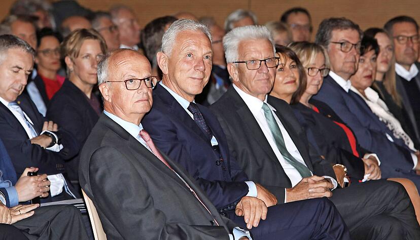 Peter Frankenberg (Dieter-Schwarz-Stiftung, rechts), OB Harry Mergel, Ministerpräsident Winfried Kretschmann und zahlreiche Festgäste bei der Einweihung.