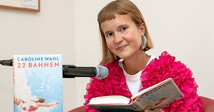 Autorin mit pinkfarbenem Glückscape: Caroline Wahl.
Foto: Andreas Veigel