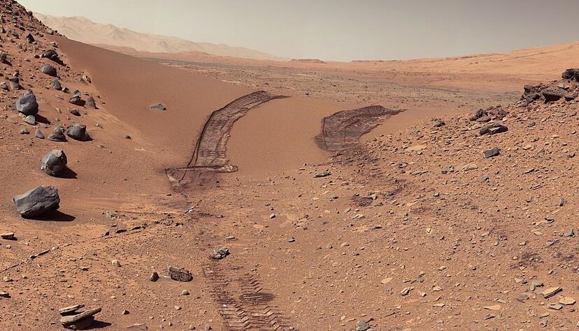 Roter Marsboden mit Spuren des Marsrovers &laquo;Opportunity&raquo; (Archivbild)