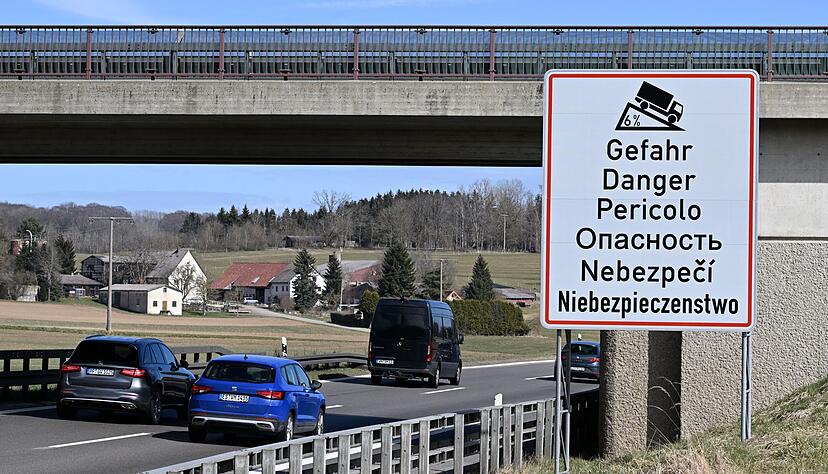 Die Fahrzeuge sollen schnell auf die Umleitungsstrecke gef&uuml;hrt und Ausweichverkehr verhindert werden.