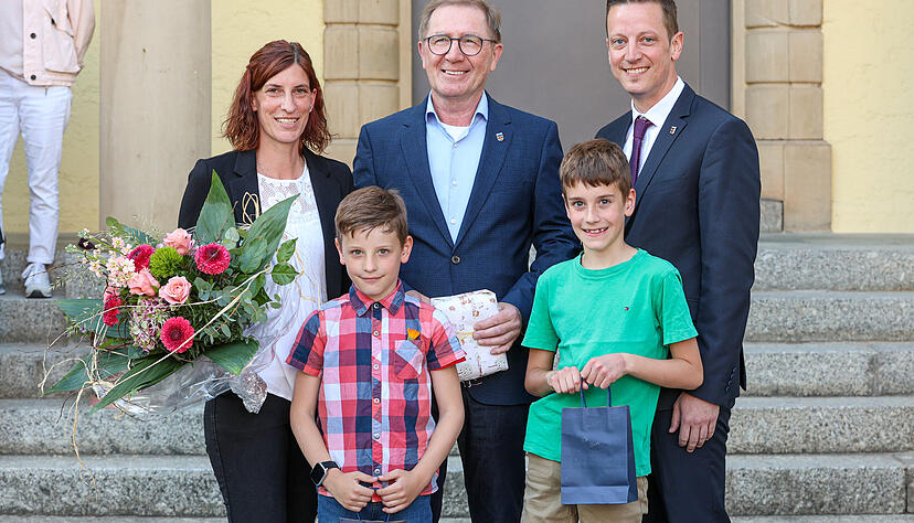 Kai Kohlenberger mit seiner Familie und dem stellvertretenden B&uuml;rgermeister Karlfred Ebert.