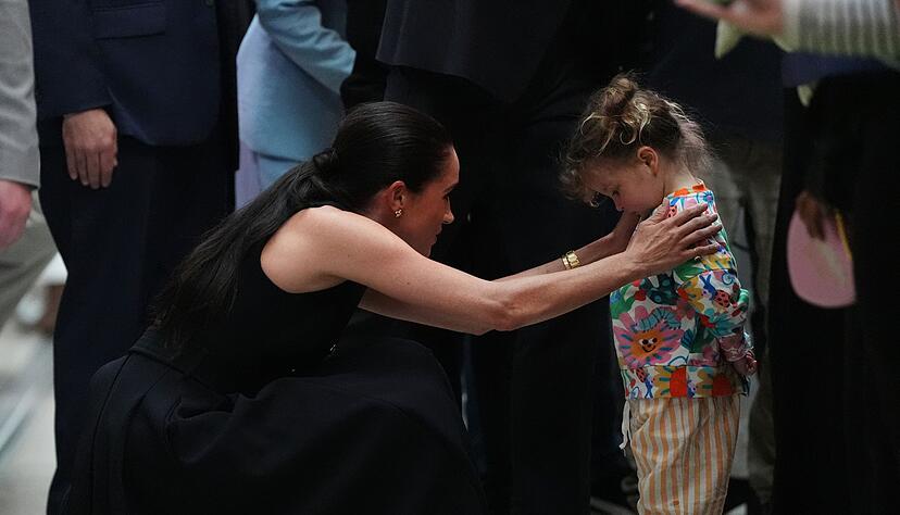 Herzogin Meghan und Prinz Harry teilten in einer Kinderklinik in Australien Umarmungen aus.
