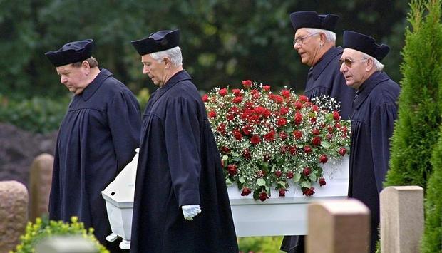 Der weiße Sarg des ermordeten Dennis wird im September 2001 zu Grabe getragen.