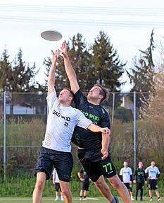 Nico M&uuml;ller (in wei&szlig;) und Jonathan Schall ringen im Luftkampf um das 175 Gramm schwere Spielger&auml;t. Ultimate Frisbee erfordert viel Beweglichkeit und Ausdauer.