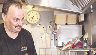 In der K&uuml;che werden die Bratkartoffeln im Akkord zubereitet.