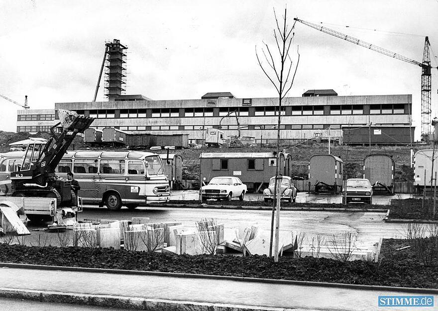 Die Au&szlig;enanlagen werden im Januar 1975  gestaltet.