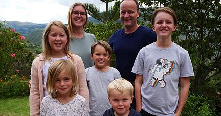 Lena und Benjamin Zeier sind mit ihren fünf Kindern nach Peru gereist, weil der Familienvater dort in einem Missionskrankenhaus als Urologe arbeitet. Ihr dreijähriger Aufenthalt würde im Januar 2023 eigentlich zu Ende gehen. Die Familie will aber um weitere drei Jahre verlängern.
Foto: privat Lena und Benjamin Zeier sind mit ihren fünf Kindern nach Peru gereist, weil der Familienvater dort in einem Missionskrankenhaus als Urologe arbeitet. Ihr dreijähriger Aufenthalt würde im Januar 2023 eigentlich zu Ende gehen. Die Familie will aber um weitere drei Jahre verlängern.
Foto: privat
