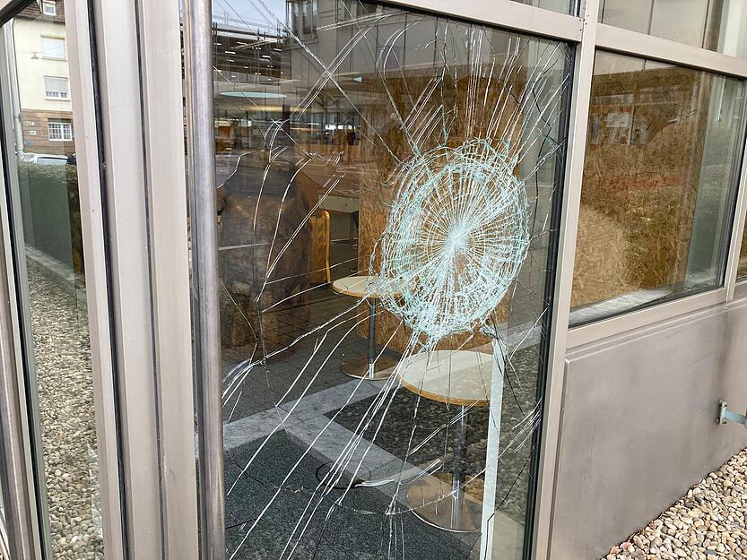 Der verursachte Sachschaden wird auf mindestens 10.000 Euro geschätzt. Der verursachte Sachschaden wird auf mindestens 10.000 Euro geschätzt.