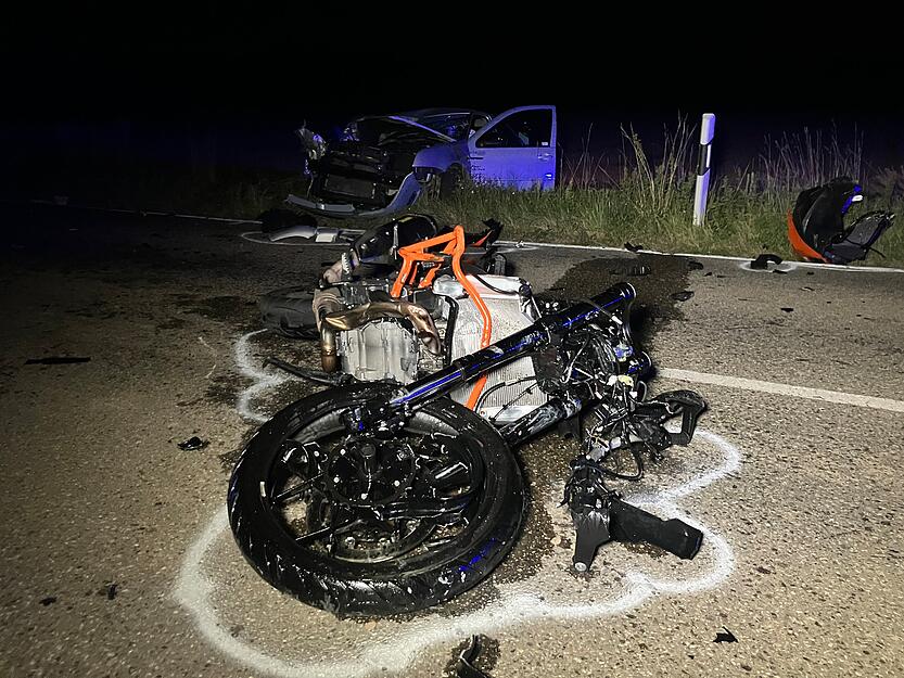 Trotz sofort eingeleiteter Reanimation starb der Mann noch an der Unfallstelle.