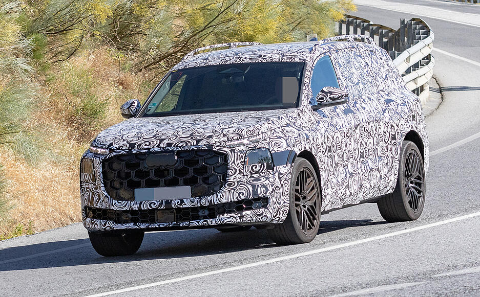 Im Erlkönig-Look ist der Prototyp des SUV Q9 bereits auf den Straßen unterwegs. Audi will das neue Modell 2026 auf den Markt bringen.