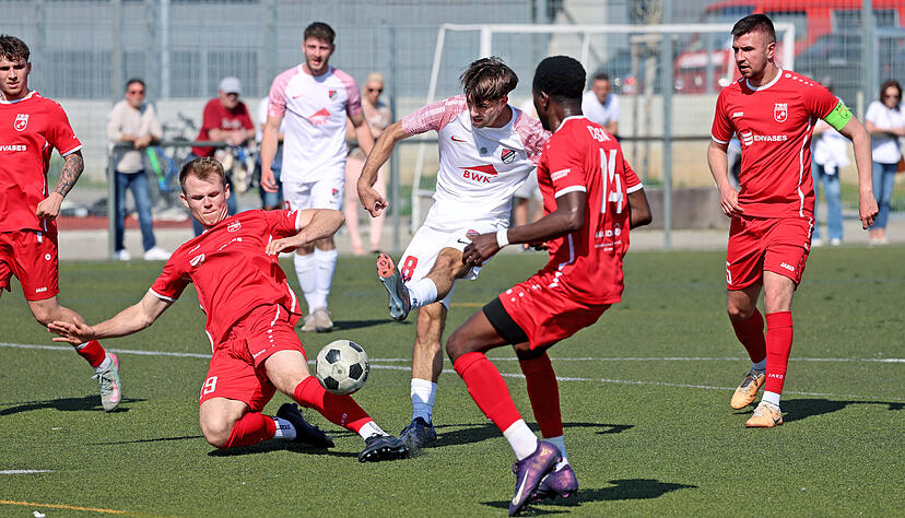 &Ouml;hringens Philipp Schropp (links) gr&auml;tscht gerade noch in einen Schuss von Ilshofens Aaron R&uuml;ger, sonst w&auml;re der Ball ganz gef&auml;hrlich auf den Kasten von TSG-Torwart Len Brutzer gekommen.