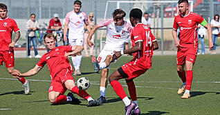 &Ouml;hringens Philipp Schropp (links) gr&auml;tscht gerade noch in einen Schuss von Ilshofens Aaron R&uuml;ger, sonst w&auml;re der Ball ganz gef&auml;hrlich auf den Kasten von TSG-Torwart Len Brutzer gekommen.