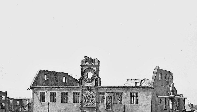 Auch das Rathaus war bis auf die Außenmauern zerstört. Anders als andere Gebäude wurde es fast originalgetreu wiederaufgebaut. Auch das Rathaus war bis auf die Außenmauern zerstört. Anders als andere Gebäude wurde es fast originalgetreu wiederaufgebaut.