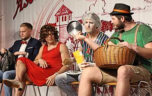 Eine schweigsame Truppe hat es sich hier auf der Bühne bequem gemacht − und sorgt für lautes Gelächter: Wenn man nichts anderes zur Hand hat, kann man schon mal zu Mehl statt Puder greifen. Eine schweigsame Truppe hat es sich hier auf der Bühne bequem gemacht − und sorgt für lautes Gelächter: Wenn man nichts anderes zur Hand hat, kann man schon mal zu Mehl statt Puder greifen.