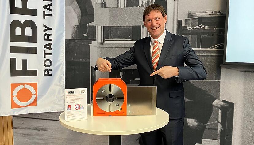 Heiko Asum pr&auml;sentiert einen neuen Orange Table. Diese Rundtische sind um etwa ein Viertel g&uuml;nstiger als die klassischen Fibro-Rundtische.