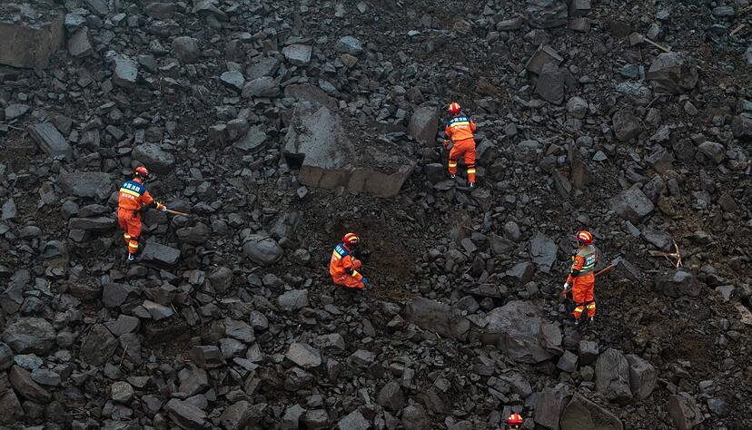 Eine tote Person hatten die Helfer bereits geborgen.
