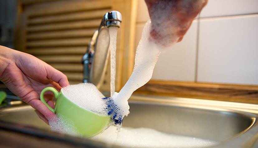 Viel Schaum, wenig Ergebnis: Die meisten Sp&uuml;lmittel reinigen in einer Untersuchung der Zeitschrift &laquo;&Ouml;ko-Test&raquo; nur &laquo;m&auml;&szlig;ig&raquo; bis &laquo;d&uuml;rftig&raquo;.