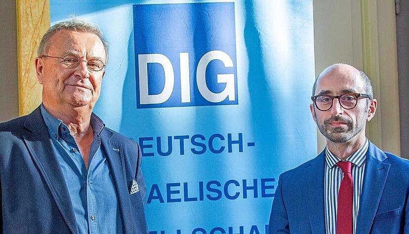 Bernd Sommer (links) von der Deutsch-Israelischen Gesellschaft schätzt den Einsatz von Eren Güvercin gegen eine Instrumentalisierung des Islams.
Foto: Lina Bihr Bernd Sommer (links) von der Deutsch-Israelischen Gesellschaft schätzt den Einsatz von Eren Güvercin gegen eine Instrumentalisierung des Islams.
Foto: Lina Bihr
