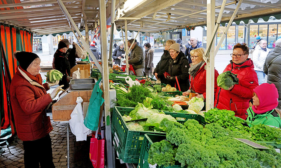 Großer Andrang am Obst- und Gemüsestand: Die Betreiber sind im ständigen Gespräch mit den Kunden. Großer Andrang am Obst- und Gemüsestand: Die Betreiber sind im ständigen Gespräch mit den Kunden.