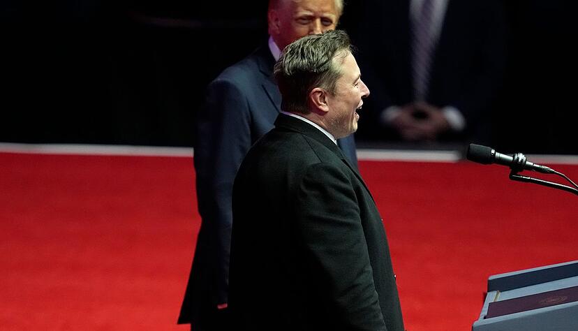 Tech-Milliardär Elon Musk kam zu Trump auf die Bühne - gemeinsam mit seinem Sohn X Æ A-Xii, der aufgeregt umher hüpfte. Tech-Milliardär Elon Musk kam zu Trump auf die Bühne - gemeinsam mit seinem Sohn X Æ A-Xii, der aufgeregt umher hüpfte.