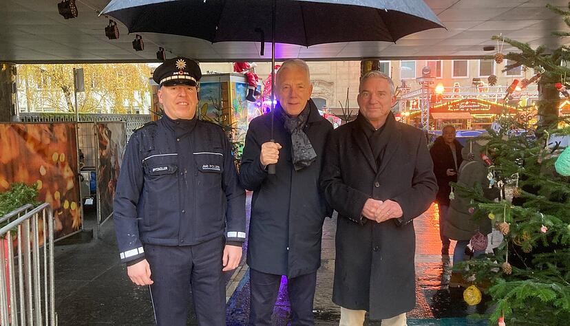Der Heilbronner Polizeipräsident Frank Spitzmüller, OB Harry Mergel und Innenminister Thomas Strobl (von links) tauschen sich auf dem Käthchen Weihnachtsmarkt über Sicherheitsvorkehrungen aus. Der Heilbronner Polizeipräsident Frank Spitzmüller, OB Harry Mergel und Innenminister Thomas Strobl (von links) tauschen sich auf dem Käthchen Weihnachtsmarkt über Sicherheitsvorkehrungen aus.