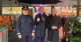 Der Heilbronner Polizeipräsident Frank Spitzmüller, OB Harry Mergel und Innenminister Thomas Strobl (von links) tauschen sich auf dem Käthchen Weihnachtsmarkt über Sicherheitsvorkehrungen aus.