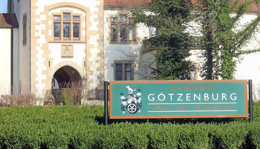 Die Götzenburg ist sowohl Schlosshotel als auch Standort der Burgfestspiele. Die Götzenburg ist sowohl Schlosshotel als auch Standort der Burgfestspiele.