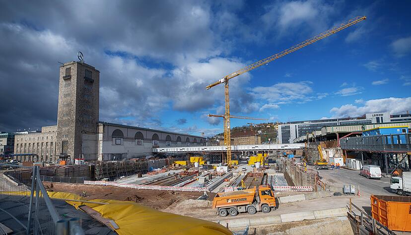 Ein Blick auf die Talquerung. Hier sollen später die Züge durchfahren – in einer Bahnsteighalle mit einer Länge von 430 Metern. Allerdings wird es dann nicht mehr wie heute 16, sondern nur noch acht Gleise geben. Ein Blick auf die Talquerung. Hier sollen später die Züge durchfahren – in einer Bahnsteighalle mit einer Länge von 430 Metern. Allerdings wird es dann nicht mehr wie heute 16, sondern nur noch acht Gleise geben.