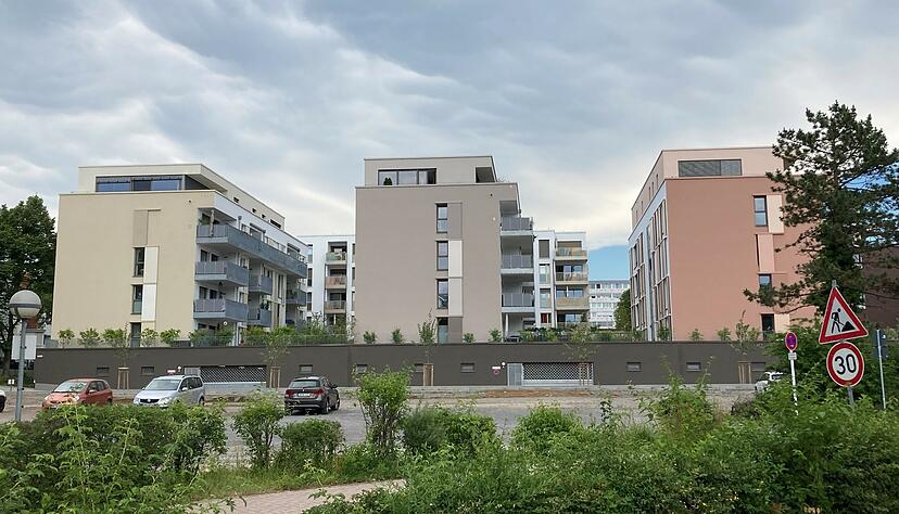 Statt solcher Gebäude soll im Kurgebiet bald eine niedrigere Bauweise vorherrschen. Einen ersten Schritt haben Verwaltung und Gemeinderat gemacht.
Foto: Elfi Hofmann Statt solcher Gebäude soll im Kurgebiet bald eine niedrigere Bauweise vorherrschen. Einen ersten Schritt haben Verwaltung und Gemeinderat gemacht.
Foto: Elfi Hofmann