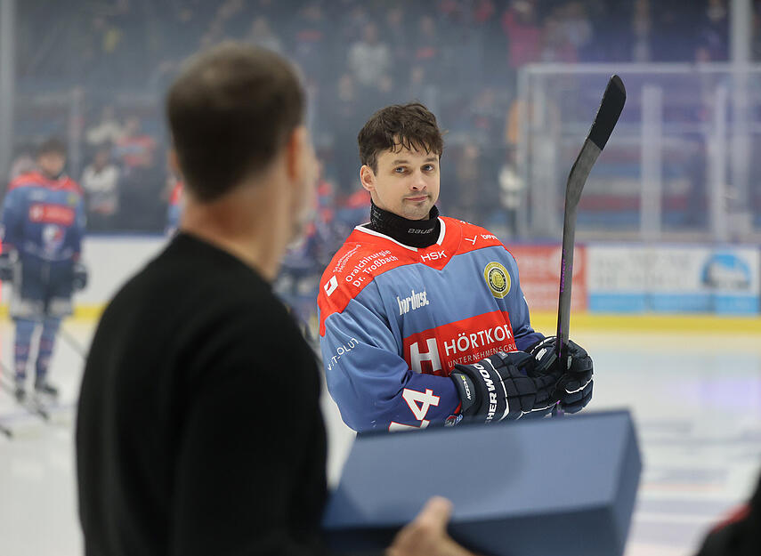 Letztes Heimspiel für mehrere Spieler der Heilbronner Falken in der Oberliga: Martin Jiranek bedankt sich bei Niklas Jentsch (rechts). Letztes Heimspiel für mehrere Spieler der Heilbronner Falken in der Oberliga: Martin Jiranek bedankt sich bei Niklas Jentsch (rechts).