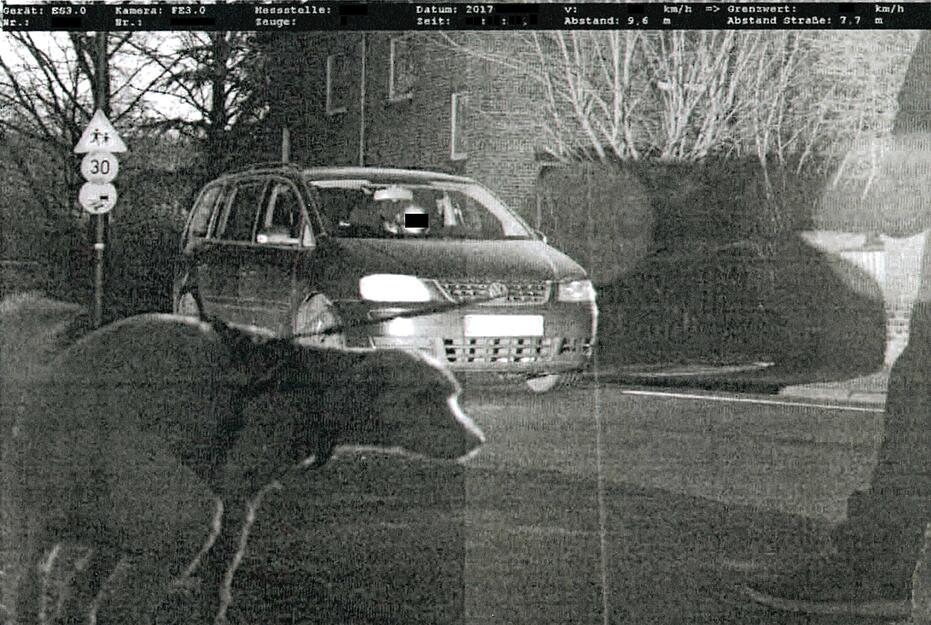 Während der Autofahrer es mit 42 Km/h in der 30er-Zone wohl ziemlich eilig hatte, lies sich der Hund beim Gassigehen wohl nicht aus der Ruhe bringen – und wurde vom Blitzer während dem Geschäft erwischt. Während der Autofahrer es mit 42 Km/h in der 30er-Zone wohl ziemlich eilig hatte, lies sich der Hund beim Gassigehen wohl nicht aus der Ruhe bringen – und wurde vom Blitzer während dem Geschäft erwischt.