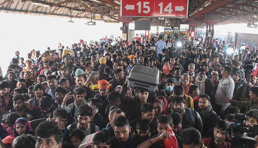 Auf dem Bahnhof von Neu-Delhi herrschte dichtes Gedränge, als es zu der Massenpanik gekommen war. Auf dem Bahnhof von Neu-Delhi herrschte dichtes Gedränge, als es zu der Massenpanik gekommen war.