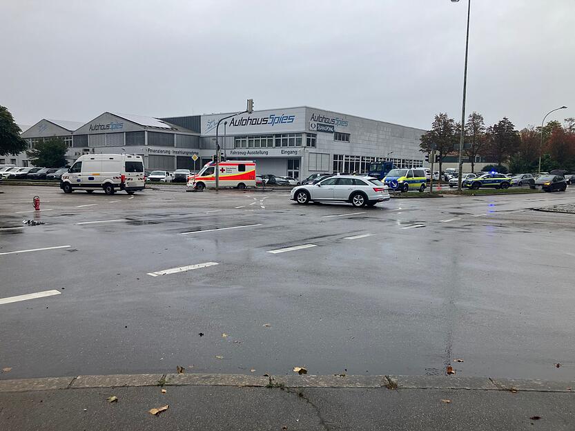 Im Bereich der Kreuzung der Karl-Wüst-Straße und der Austraße kommt es nach dem Unfall zu Einschränkungen.