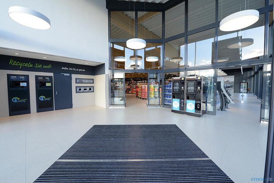 Im Eingangsbereich steht den Kunden ein Kaffeeautomat zur Verf&uuml;gung