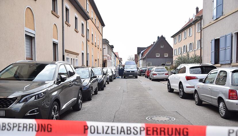 Einsatzkr&auml;fte der Polizei und Spurensicherung sind im Einsatz.
