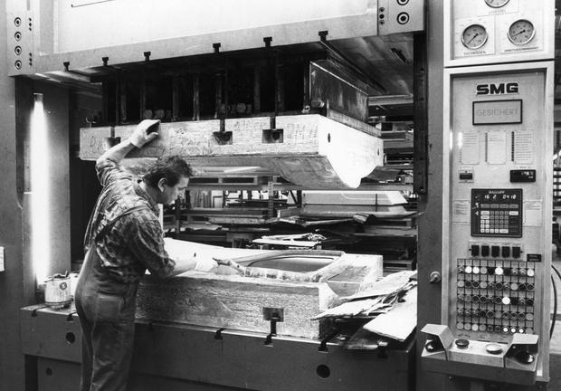 1991: Tiefziehpresse f&uuml;r den Prototypenbau bei den Karosseriewerken Weinsberg.