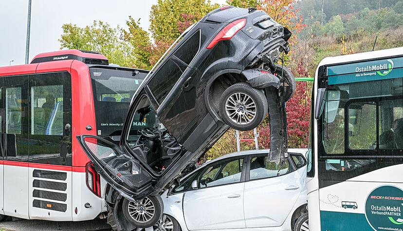 Aufeinander geschoben hat ein Bus zwei andere Autos. Aufeinander geschoben hat ein Bus zwei andere Autos.