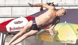 Kopfüber hinein ins Vergnügen geht es für den Mann aus Bad Godesberg.