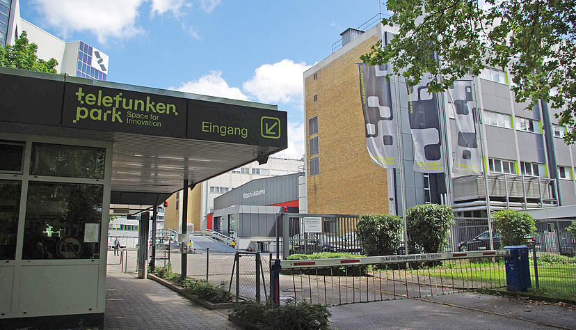 Der Haupteingang zum Hightech-Gelände Telefunkenpark hat nun auch ein neues Logo und neue Fahnen bekommen.
Foto: Heiko Fritze