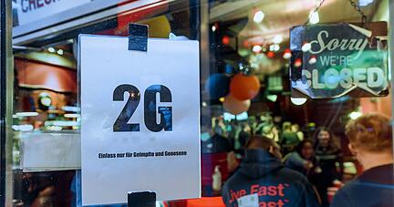 In Hamburg können Bars oder Kneipen bereits auf die Maskenpflicht verzichten, wenn sie bei ihren Gästen die 2G-Regel freiwillig anwenden. Foto: dpa