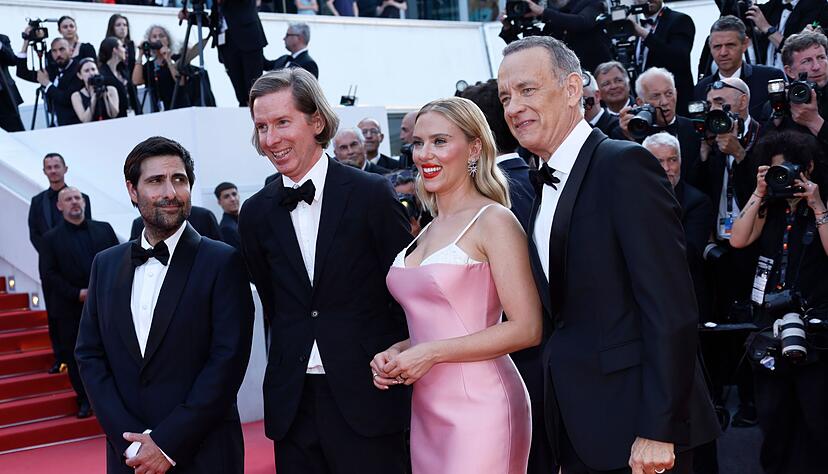 Jason Schwartzman (l-r), Wes Anderson, Scarlett Johansson und Tom Hanks stellen &laquo;Asteroid City&raquo; in Cannes vor.