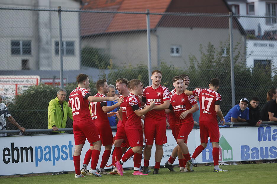 Die Spieler des VfR Gommersdorf jubeln nach dem 1:0-Führungstreffer.