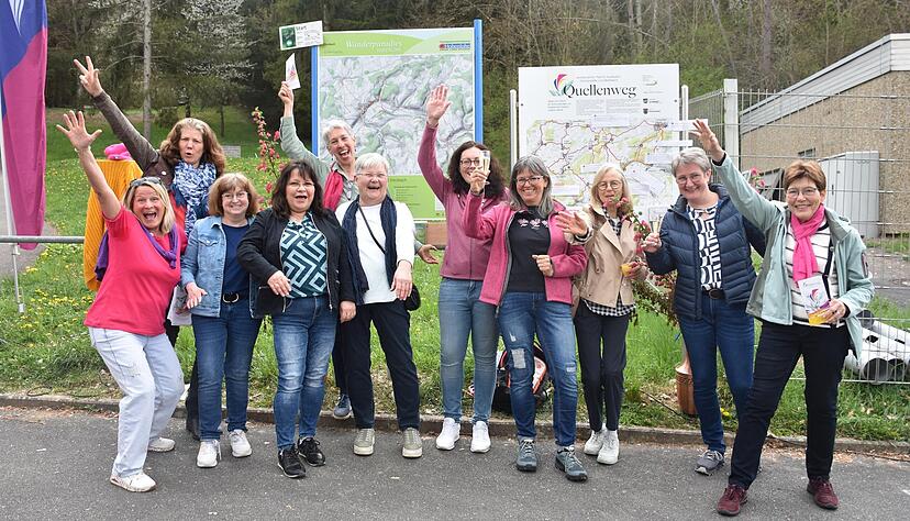 Mit viel Engagement haben 30 Frauen die Quellenwege entworfen. Einige davon stellten am Sonntagnachmittag einen der neun Rundwege vor.
