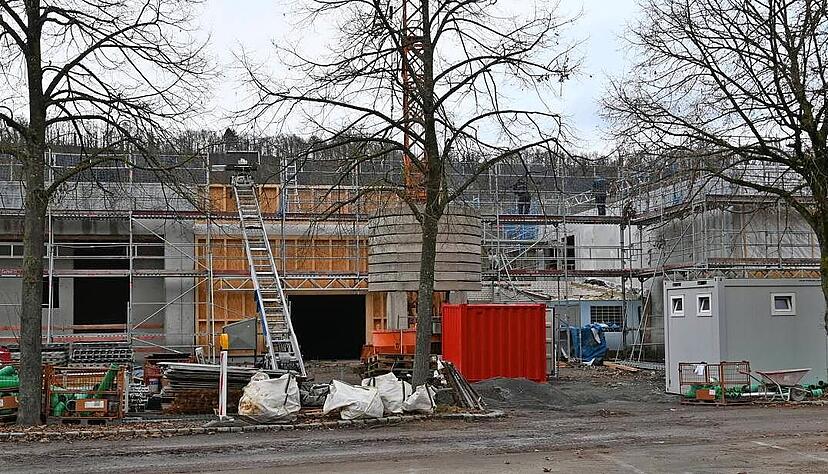 Der Technikanbau (links) soll eine Holzfassade erhalten. Mittig befindet sich das niedrigere Gebäude mit dem Chlorgasraum darin, daran schließt sich das neue Foyer des Solebads (rechts) an