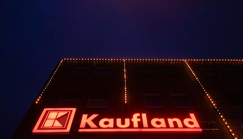 Der beleuchtete Kaufland-Schriftzug an einer Filiale des Neckarsulmer Unternehmens. Foto: Jörg Carstensen/dpa